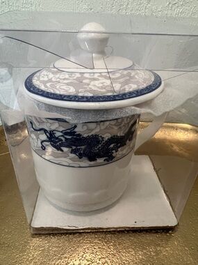 #1675** Blue and White Dragon Ceramic Lidded Mug - Home Art